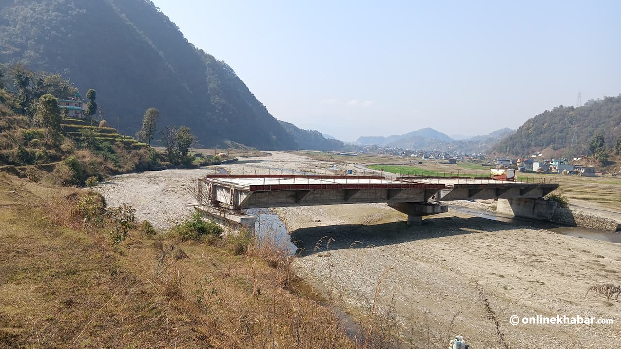 बाटोबिनै बनिरहेको पुल : सरकार–ठेकेदार लापरबाहीले दशकसम्म अधुरै