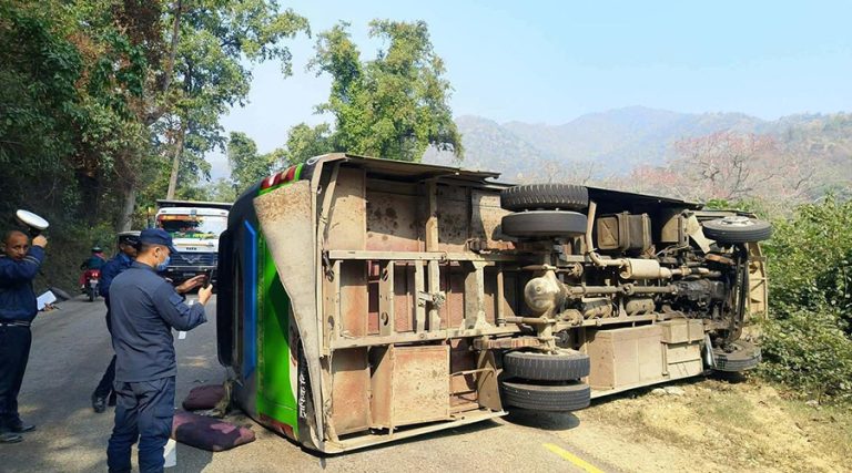 लमही-घोराही सडकखण्डमा बस दुर्घटना, ९ जना घाइते