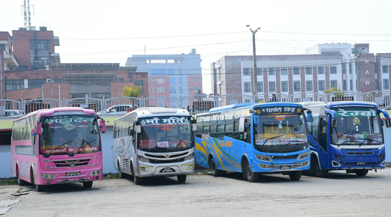 जथाभावी पार्किङमा राखिएका १५ बस कारबाहीमा