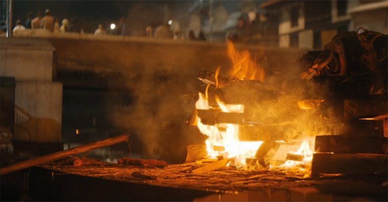 पशुपतिमा रोबोट साधुहरूले मृत रोबोटको अन्त्येष्टि गरेको देखाउने यो फिल्म