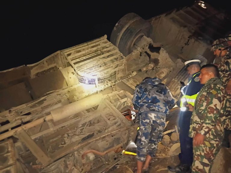 धादिङमा बस दुर्घटना : १७ जनाको घटनास्थलमै मृत्यु, २४ घाइते