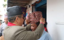 धनकुटामा कांग्रेस उम्मेदवारको घरदैलो : पुरुषलाई टोपी, महिलालाई रुद्राक्षको माला उपहार