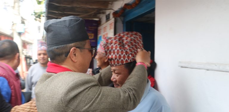 धनकुटामा कांग्रेस उम्मेदवारको घरदैलो : पुरुषलाई टोपी, महिलालाई रुद्राक्षको माला उपहार