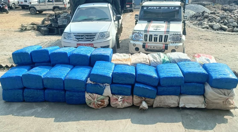 ९५५ किलो गाँजासहित दुई जना पक्राउ