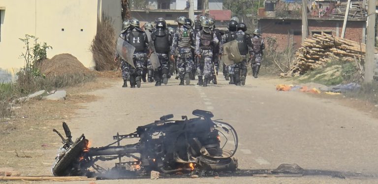 गौर तनाव : सेना परिचालनपछि पनि राेकिएन आगजनी, भित्री भाग अझै अशान्त  