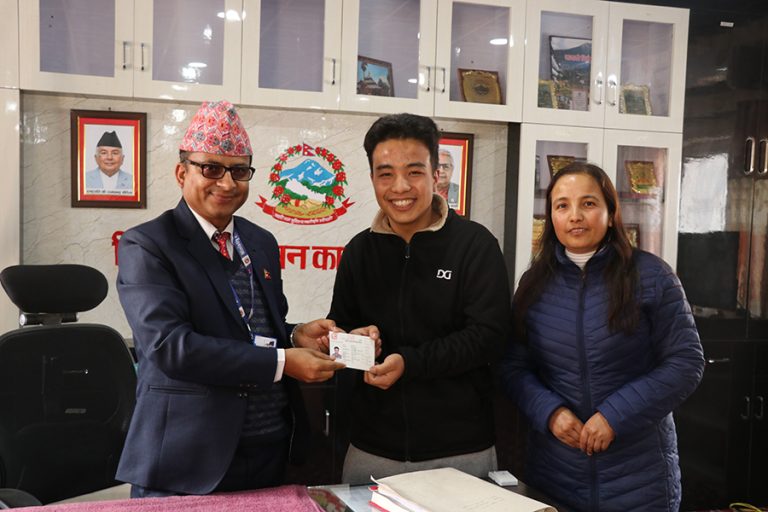 गुल्मीमा पहिलोपटक अंगीकृत नागरिकता वितरण