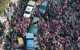 समर्थकबाट घेरिँदै निर्मल निवास पुगे ज्ञानेन्द्र (फोटो/भिडियो)