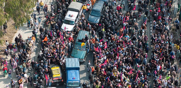 समर्थकबाट घेरिँदै निर्मल निवास पुगे ज्ञानेन्द्र (फोटो/भिडियो)