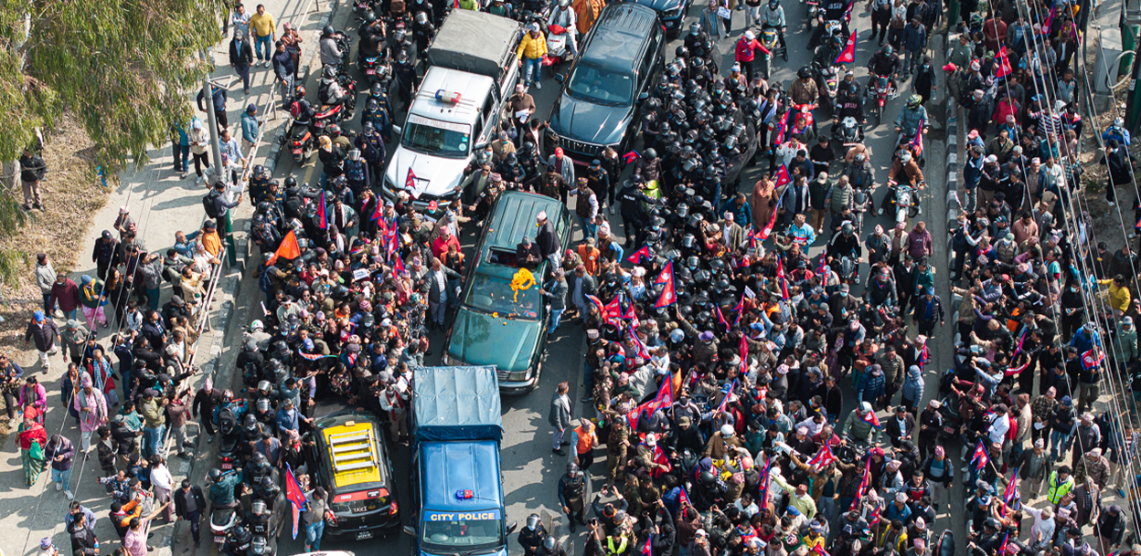 समर्थकबाट घेरिँदै निर्मल निवास पुगे ज्ञानेन्द्र (फोटो/भिडियो)
