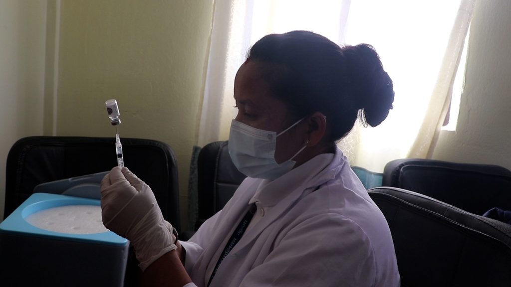 गुल्मीमा २४६५ किशोरीलाई एचपीभी खोप लगाइँदै