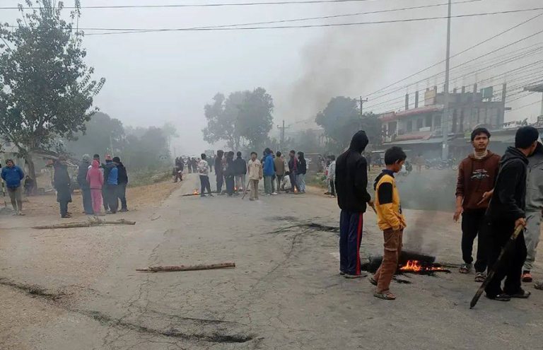 कैलालीको लम्कीचुहामा पूर्वपश्चिम राजमार्ग अवरुद्ध