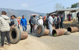 सिन्धुलीमा जिपको ठक्करबाट बालकको मृत्यु, मध्यपहाडी लोकमार्ग अवरुद्ध