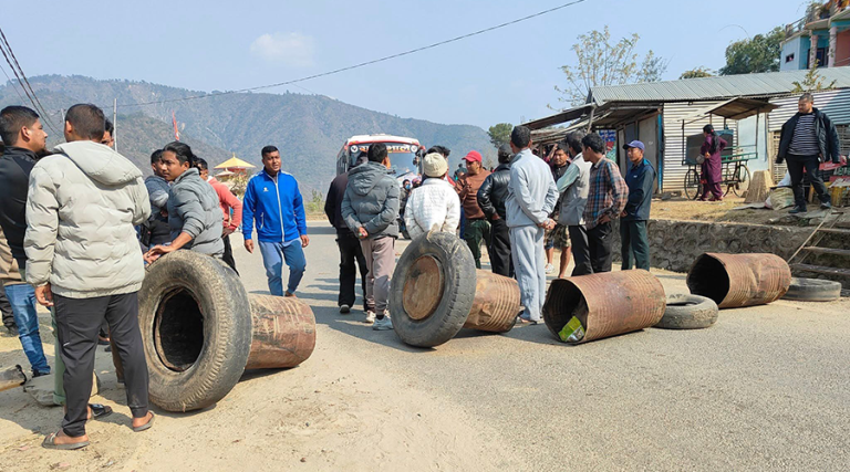 सिन्धुलीमा जिपको ठक्करबाट बालकको मृत्यु, मध्यपहाडी लोकमार्ग अवरुद्ध