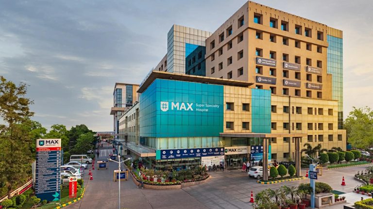 भारतको म्याक्स अस्पतालमा दुई नेपालीमा रहेको जटिल क्यान्सरको सफल उपचार