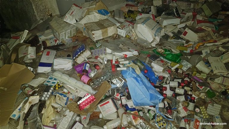 बिरामीले पाउँदैनन् औषधि, अस्पतालमै गुज्रिन्छ म्याद