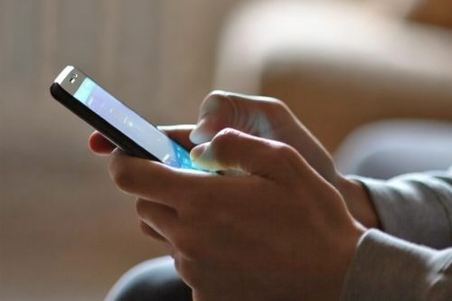 मोबाइल लतको दुखान्त : भारतमा ३ दिदी-बहिनीले नवौं तलाबाट हामफालेर ज्यान गुमाए