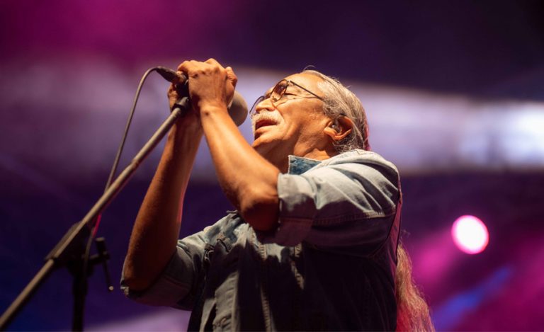 चुनावमा मताधिकारको प्रयोग गर्न स्टेजबाटै अमृत गुरुङको आग्रह