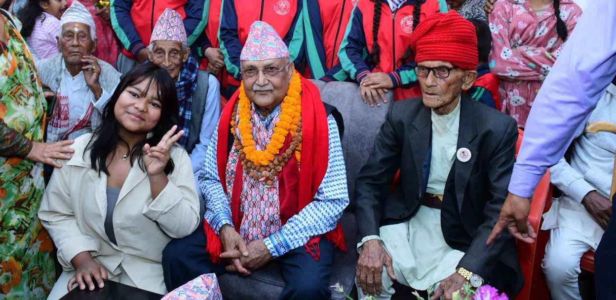 झापाका मतदातामाझ ओलीले भने- एमाले सिध्याउन आगो लगाए