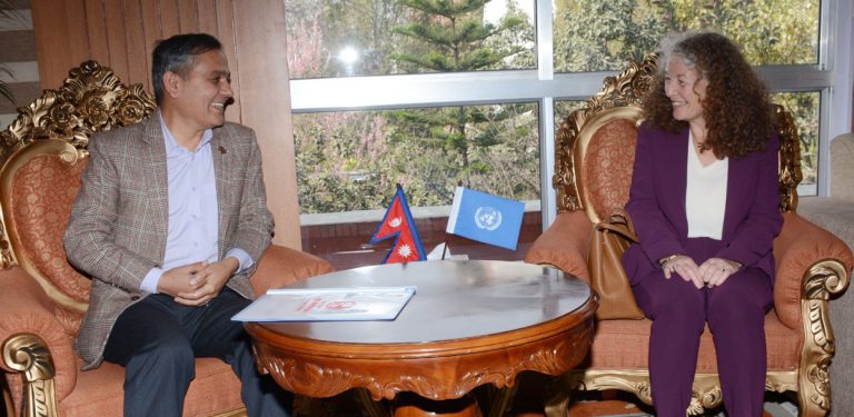 गृहमन्त्री अर्याल र संयुक्त राष्ट्र संघका आवासीय संयोजकबीच भेट