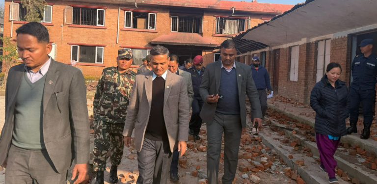 गृहमन्त्रीले गरे भक्तपुरका निर्वाचन कार्यालय निरीक्षण