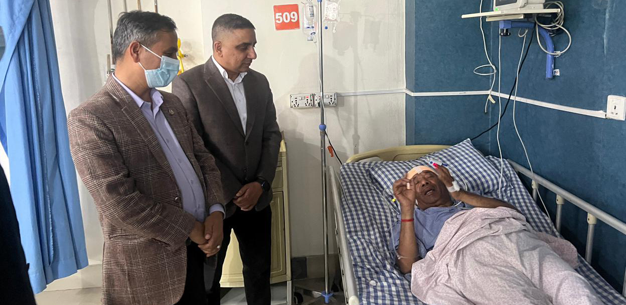 धादिङ बस दुर्घटनाका घाइते भेट्न गृहमन्त्री अस्पतालमा