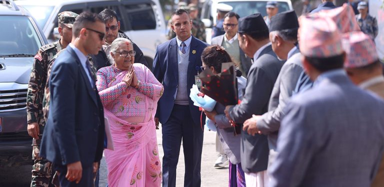 दीक्षित विद्यार्थीलाई प्रधानमन्त्रीले भनिन्- शिक्षा प्रमाणपत्रमा सीमित हुनुहुन्न