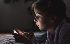 बच्चालाई मोबाइल दिनुअघि अभिभावकले निर्धारण गर्नुपर्ने यी ५ नियम