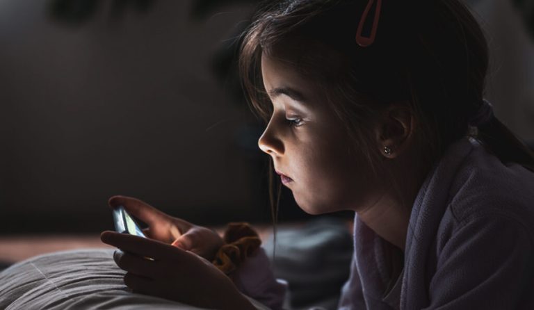 बच्चालाई मोबाइल दिनुअघि अभिभावकले निर्धारण गर्नुपर्ने यी ५ नियम