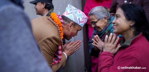 काठमाडौं-१ को घरदैलो : प्रवलले मत मागे, मतदाताले नयाँ घर