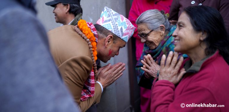 काठमाडौं-१ को घरदैलो : प्रवलले मत मागे, मतदाताले नयाँ घर