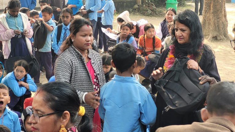 छोरीको स्मृति दिवसमा चित्रकार रागिनीले बाँडिन् शैक्षिक सामग्री