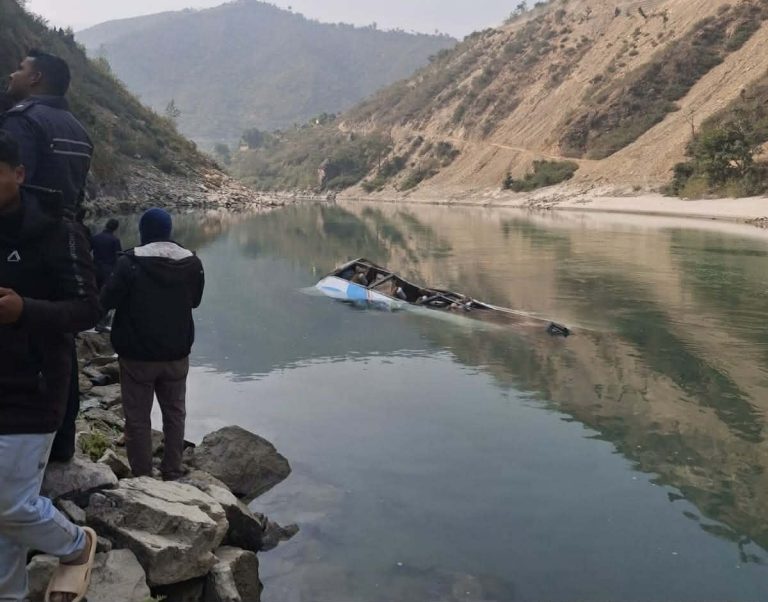 रामेछाप बस दुर्घटना : ११ जनाको उद्धार, ५ जना गम्भीर