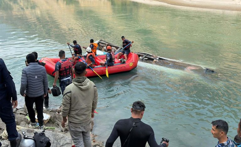 रामेछाप बस दुर्घटना : ५ जनाको मृत्यु, ६ जना घाइते