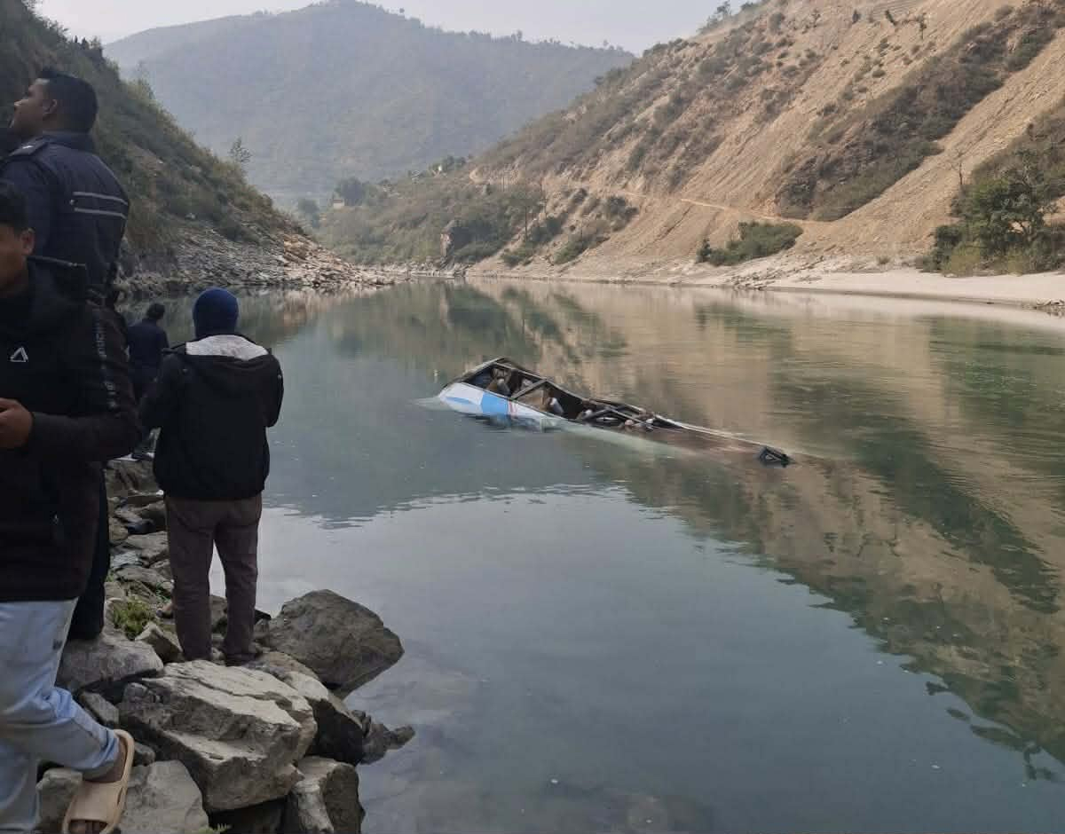 रामेछाप बस दुर्घटना : ११ जनाको उद्धार, ५ जना गम्भीर