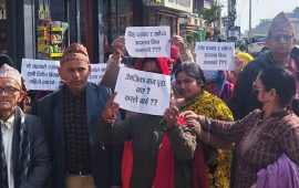 रुपन्देही–२ को घरदैलोमा हिंडेका रास्वपा उम्मेदवारविरुद्ध सहकारी पीडितले गरे नाराबाजी