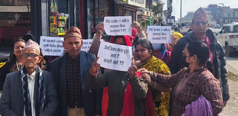 रुपन्देही–२ को घरदैलोमा हिंडेका रास्वपा उम्मेदवारविरुद्ध सहकारी पीडितले गरे नाराबाजी