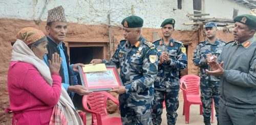 दिवंगत सशस्त्र प्रहरी जवान सुरजका आमाबुबालाई सम्मान