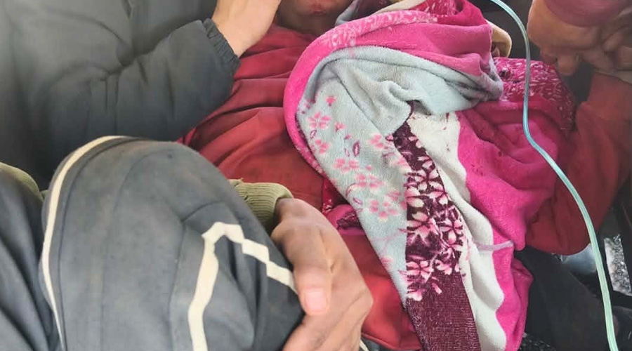 सानिमा हाइड्रोपावरमा माटो सफा गर्दा भीरबाट लडेर एक जना घाइते