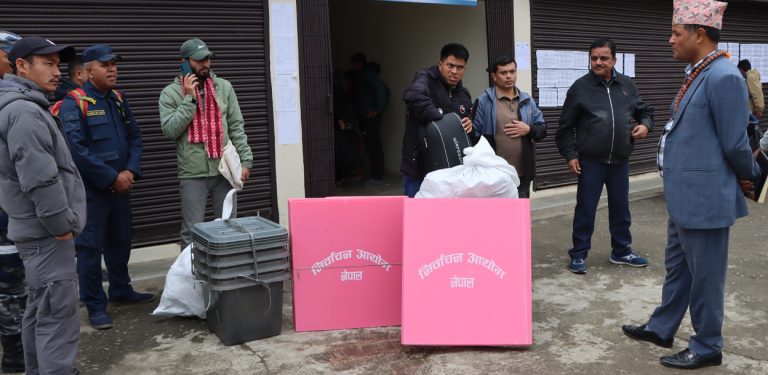 सङ्खुवासभाको उत्तरी क्षेत्रमा मतदान सामग्रीसहित कर्मचारी पठाउन थालियो