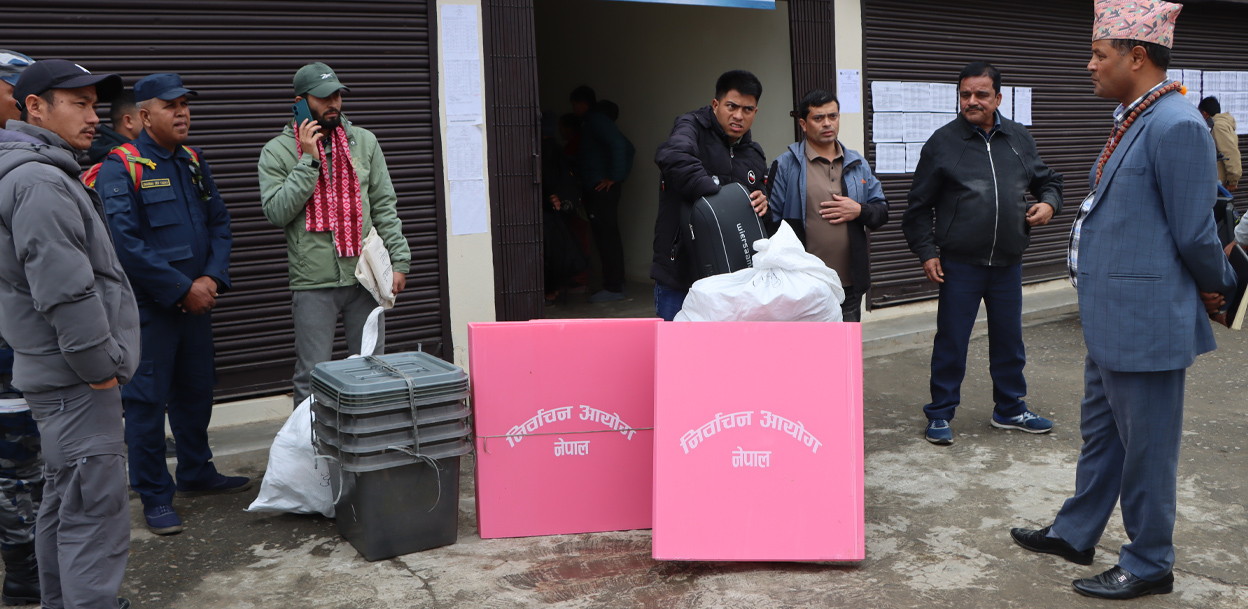 सङ्खुवासभाको उत्तरी क्षेत्रमा मतदान सामग्रीसहित कर्मचारी पठाउन थालियो