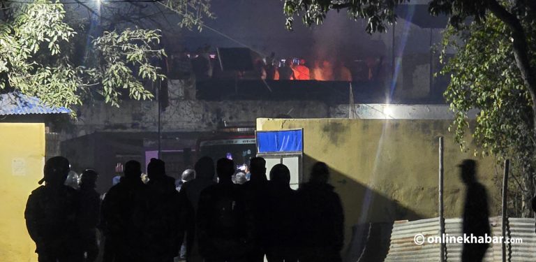 सिरहा कारागार तनावग्रस्त : बाक्लो संख्यामा सुरक्षाकर्मी तैनाथ, पानीको फोहरा प्रहार