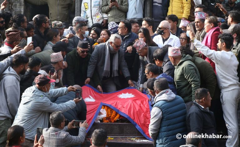 पशुपति आर्यघाटमा अभिनेता थापाको अन्त्येष्टि (तस्वीर)