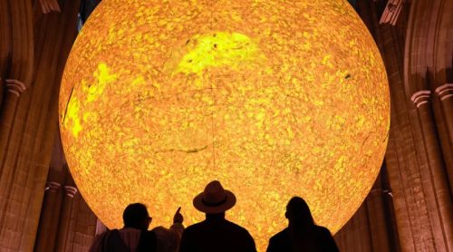 ग्रिम्सबी मिन्स्टर चर्चमा सूर्यको विशाल कलाकृति ‘हेलियोस’ प्रदर्शन गरिने