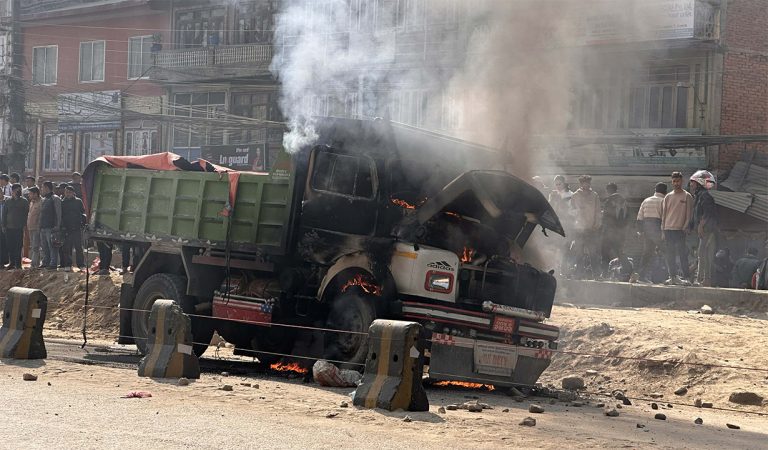 टिपरको ठक्करबाट स्कुटर चालकको मृत्यु, बनेपामा तनाव