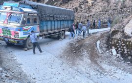 जयपृथ्वी राजमार्ग ५ घण्टादेखि आशिंक रूपमा अवरुद्ध