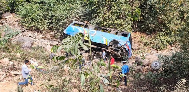 उदयपुरमा बस दुर्घटना : यी हुन् घाइते १५ जना