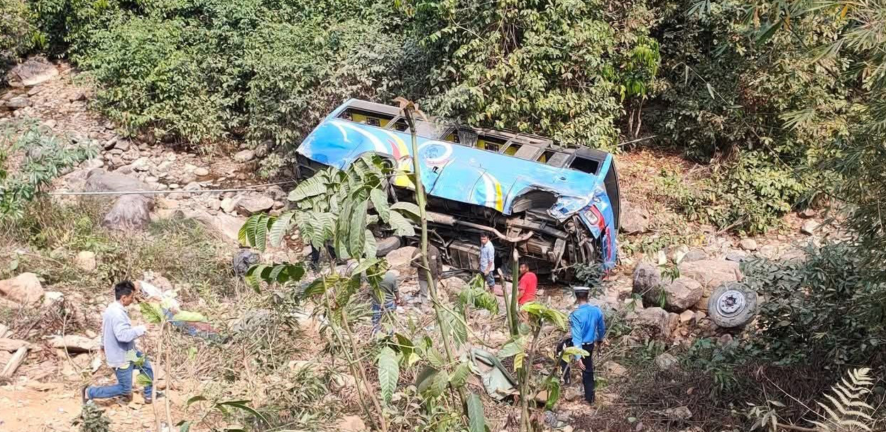 उदयपुरमा बस दुर्घटना : यी हुन् घाइते १५ जना