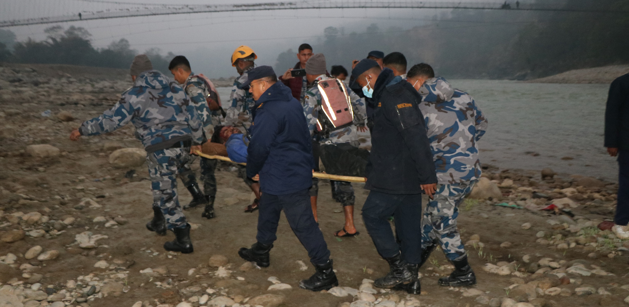 बसभित्र च्यापिएका घाइतेको पाँच घण्टापछि जीवितै उद्धार