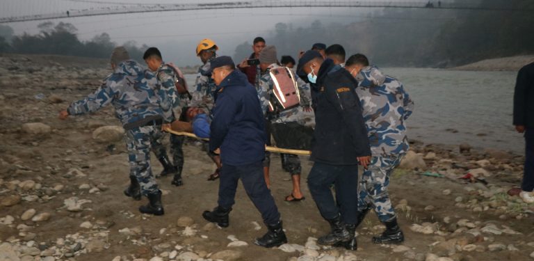 बसभित्र च्यापिएका घाइतेको पाँच घण्टापछि जीवितै उद्धार