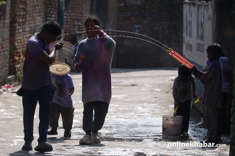 मनाइयो होली (तस्वीरहरू)